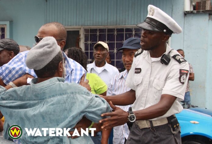 'Politie agenten in Suriname moeten hun wapen hele dag bij zich kunnen dragen'