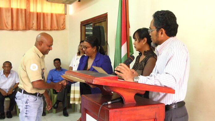 Suriname krijgt 140 nieuwe huwelijksambtenaren
