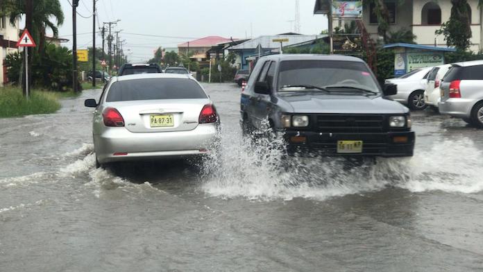 Harde regen zorgt voor ernstige wateroverlast in Suriname