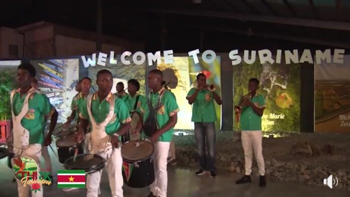 VIDEO: Warme ontvangst voor toeristen uit Nederland op luchthaven Suriname