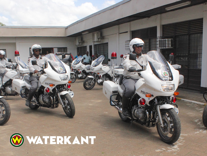 Motor Surveillance Dienst Suriname vordert 50 rijbewijzen in