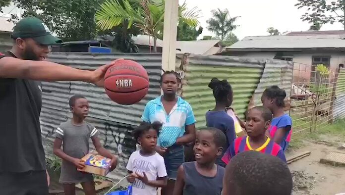 VIDEO: Rapper Angelo King maakt 1.000 kinderen in Suriname blij met cadeaus