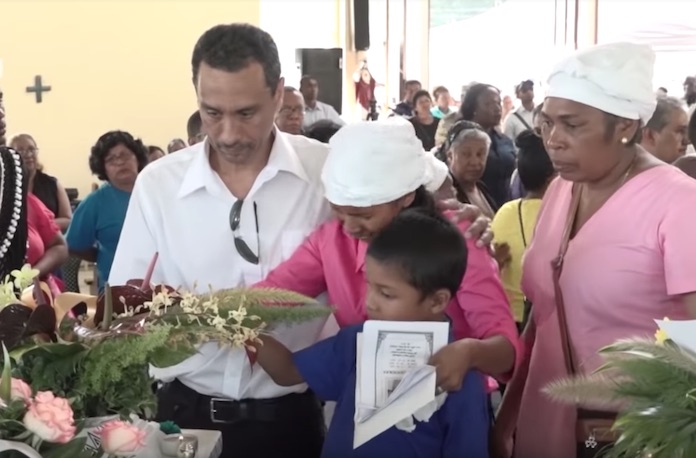 VIDEO: Begrafenis slachtoffers bootongeluk in Suriname