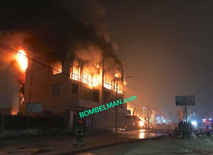 Grote brand in hoofdstad Suriname; bekend winkelpand afgebrand