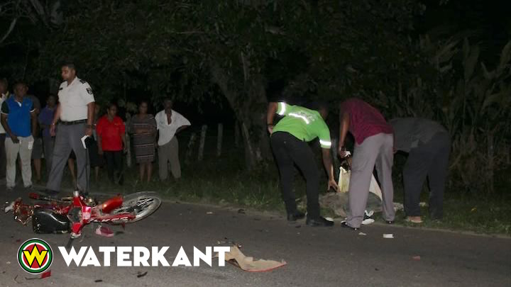 Bromfietser op slag dood na aanrijding met auto in Suriname