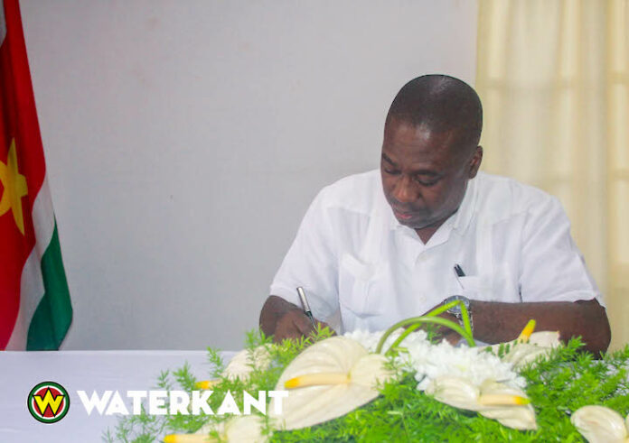 Minister Dikan tekent condoleanceregister voor slachtoffers bootongeluk in Suriname