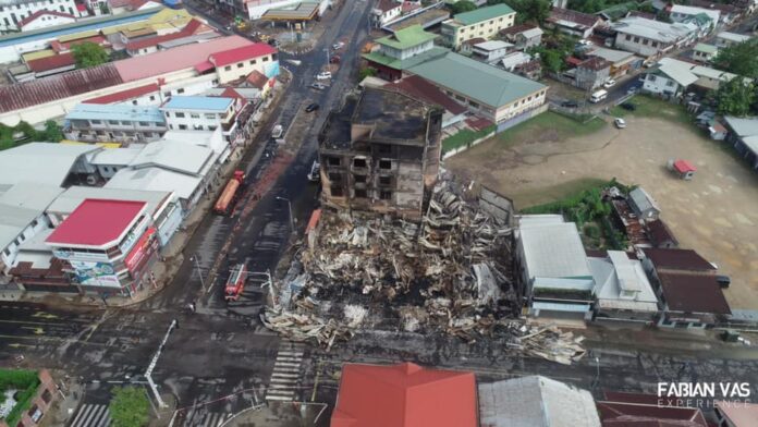 Drone foto's laten ravage nieuwjaarsbrand in Suriname goed zien