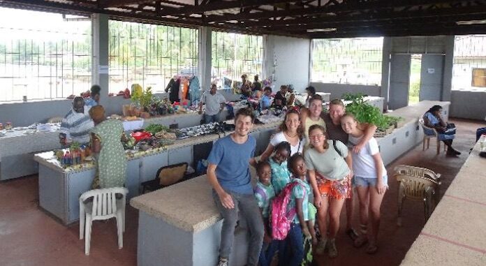 Nederlandse studenten blazen Moengo Markt in Suriname nieuw leven in