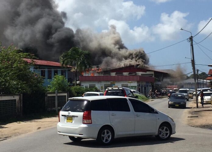Opnieuw winkelpand in Suriname in brand gevlogen