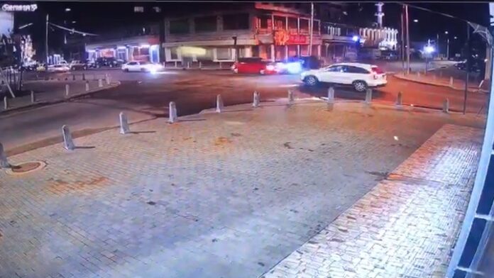 VIDEO: wie had voorrang bij deze zware aanrijding in Suriname?