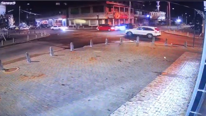 VIDEO: wie had voorrang bij deze zware aanrijding in Suriname?
