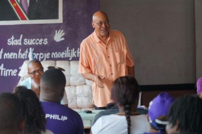 President Bouterse houdt voeling in volksbuurten Suriname