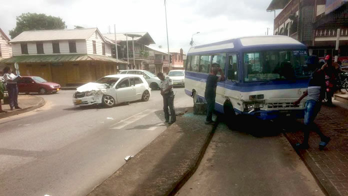 Gewonden na aanrijding tussen personenauto en bus in Suriname