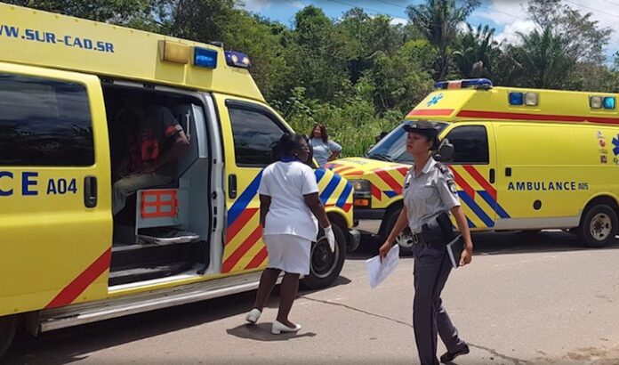 Bromfietser overleden na aanrijding tegen mast in Suriname