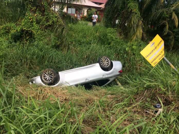 Auto over de kop en beschadigd buis waterleiding maatschappij Suriname