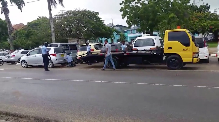 Voertuigen massaal weggesleept door politie in Suriname, ook op zondag