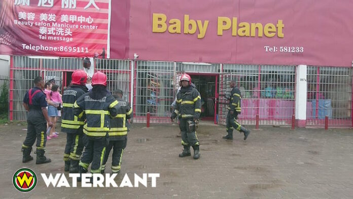 Brandweer Suriname rukt uit voor brand bij baby winkel