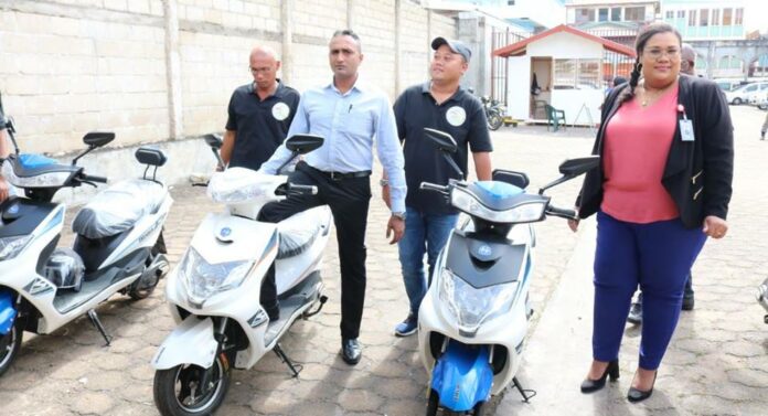 Surinaamse Post Spaar Bank doneert E-bikes aan ministerie OWT&C
