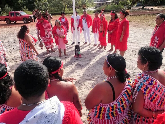 Nieuw dorpsbestuur Bigi Poika in Suriname ingewijd