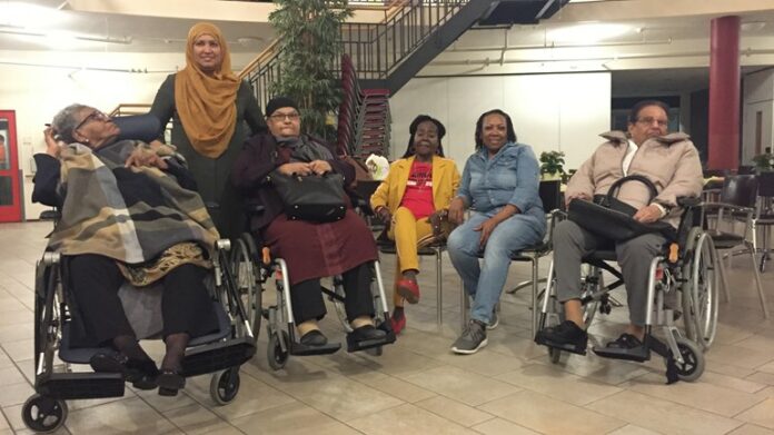 Rotterdamse bejaarden voor het eerst in jaren weer naar Suriname