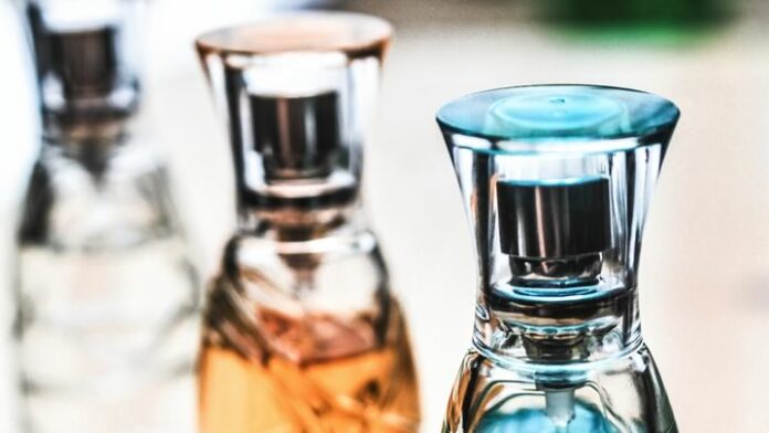 Nederlandse stagiaire (20) met cocaïne in parfum flessen aangehouden in Suriname