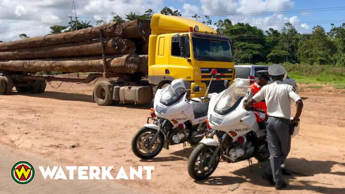 Extra controle op houttrucks door politie in Suriname