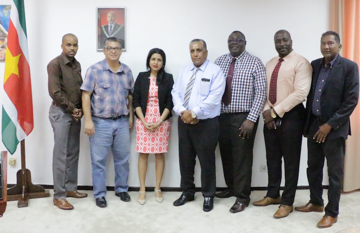 Bestuur Surinaamse Voetbalbond bij minister van Sport in Suriname