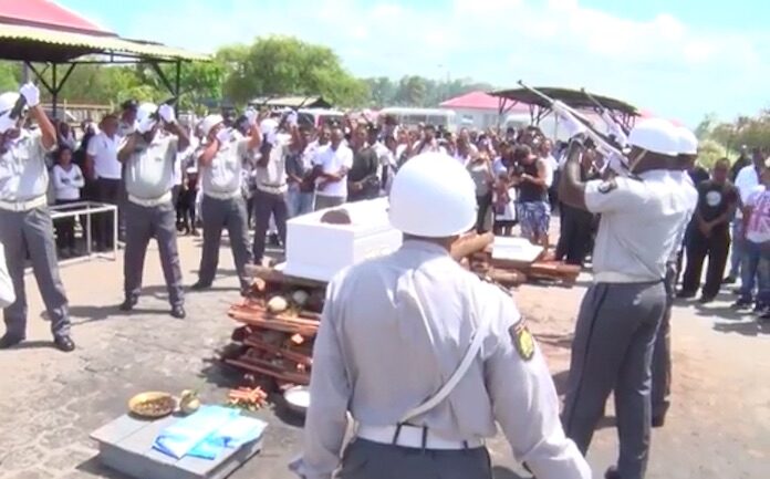 VIDEO: Uitvaart overleden Surinaamse politieagent Radjis Girdharie met korpseer