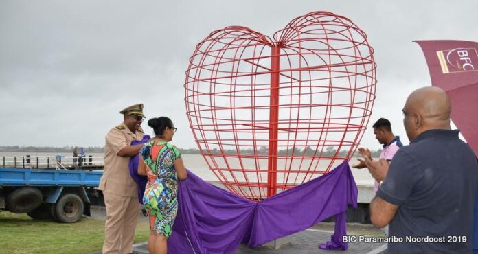 Valentijnsdag: Kunstwerk voor de Liefde in Suriname onthuld