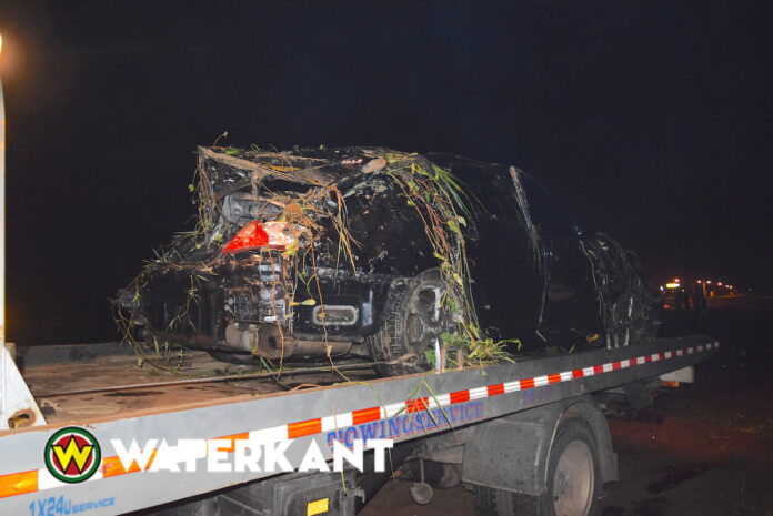 Auto uit het water getakeld na dodelijk verkeersongeluk op Highway in Suriname