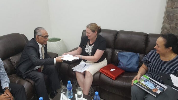 VS ambassadeur in Suriname bezoekt minister van arbeid