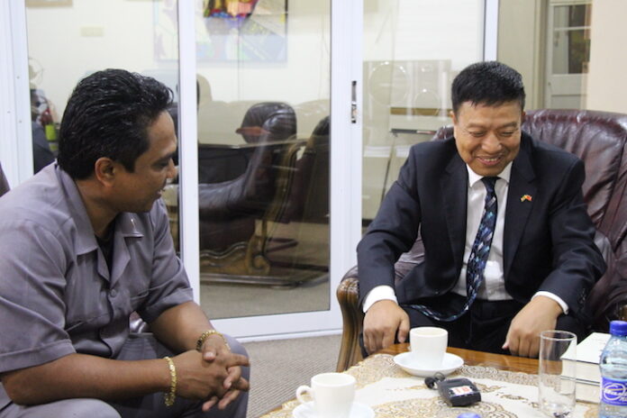 Chinese ambassadeur in Suriname bezoekt minister Mike Noersalim