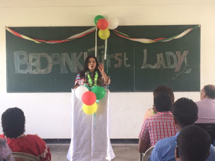 First lady van Suriname schenkt laptops aan scholieren in Apoera