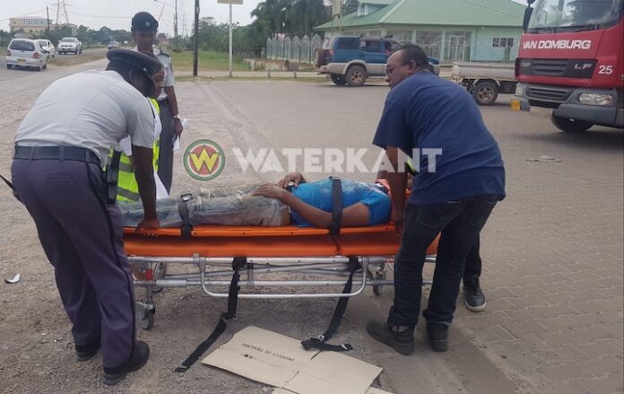 Bromfietser gewond na aanrijding met truck in Suriname