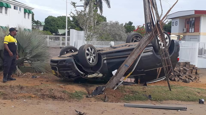 Auto keihard over drempel en knalt tegen lantaarnpaal in Suriname