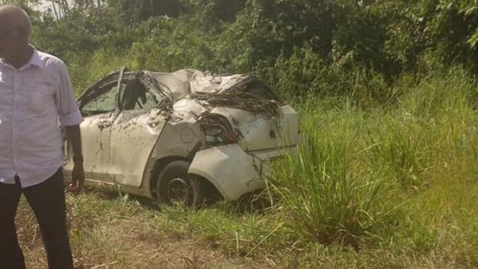Auto raakt paal en gaat over de kop nabij Coppenamebrug in Suriname