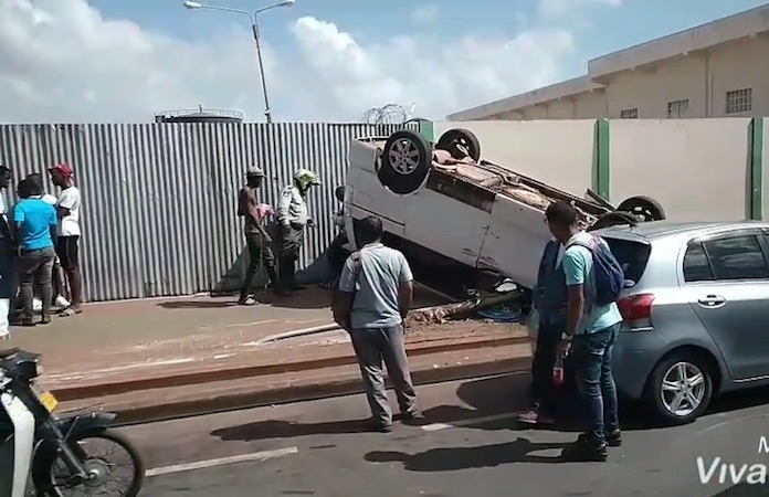 VIDEO: Auto over de kop aan de Saramaccastraat in Suriname