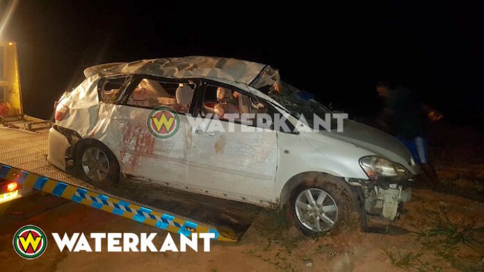 Gewonden nadat auto over de kop sloeg op Afobakaweg in Suriname