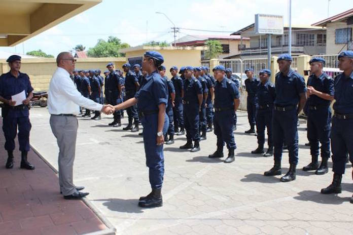 Ambtenaren Beveiligings- en Bijstandsdienst Suriname bevordert en beëdigd