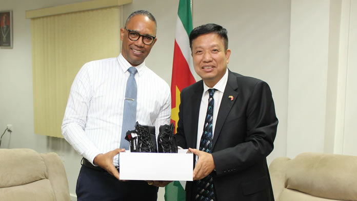 Suriname ontvangt 300 tactical boots van Chinese ambassade