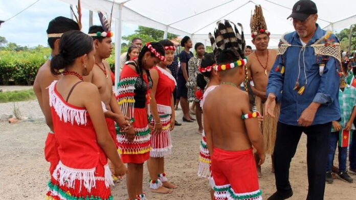 Surinaamse president op bezoek in Inheems dorp Apoera