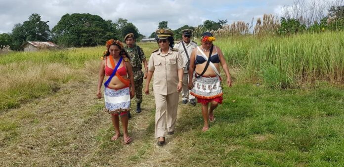Nieuwe districtscommissaris brengt eerste bezoek aan Kwamalasemutu in Suriname