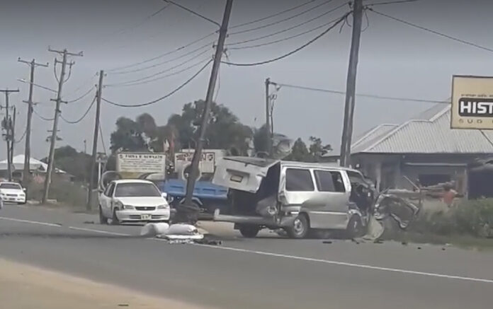 VIDEO: Bestelbusje ‘op hol geslagen’ te Meerzorg in Suriname
