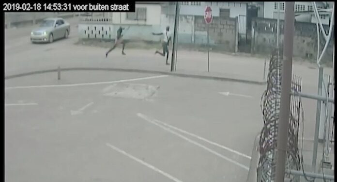 VIDEO: agent in Suriname schiet man dood die dreigde met houwer