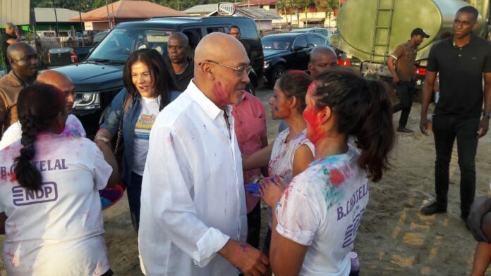 President Bouterse viert Holi bij Chotelal Complex in Suriname