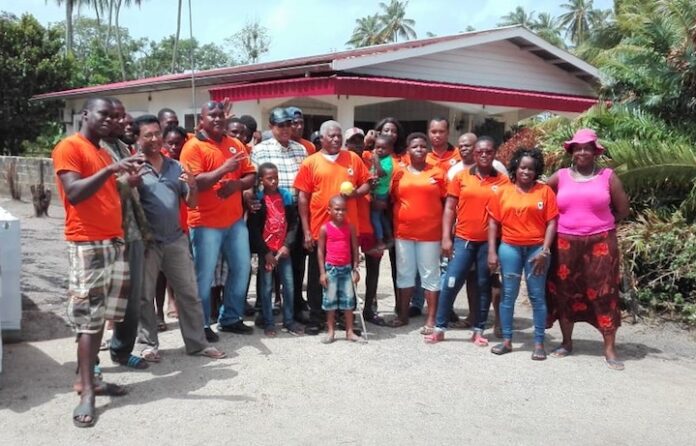 VHP Coronie helpt familie in Suriname met herbouwen woning na brand