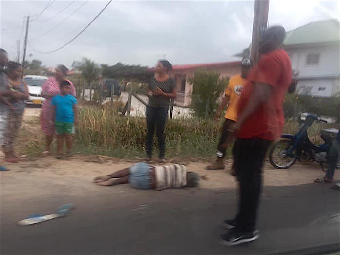 Automobilist doorgereden na dodelijke aanrijding met voetganger in Suriname