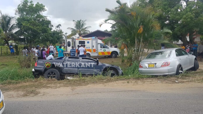 Vrouw gewond afgevoerd na aanrijding tussen twee auto's in Suriname