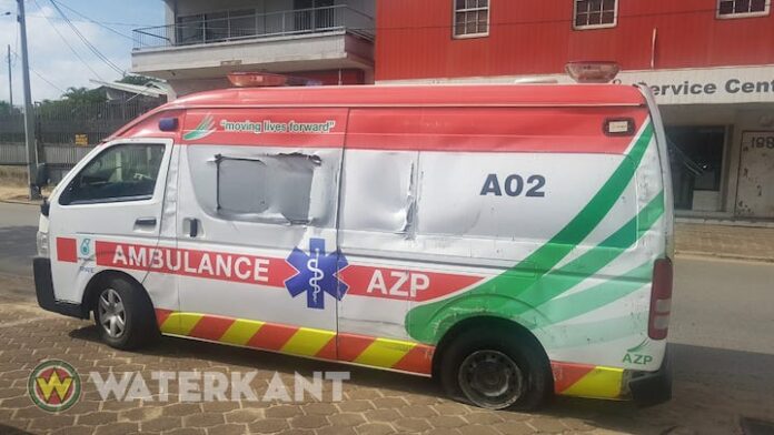 Ambulance belandt op zijkant bij ongeluk in Suriname