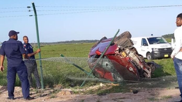 Auto door hek luchthaven Suriname na verkeersongeval
